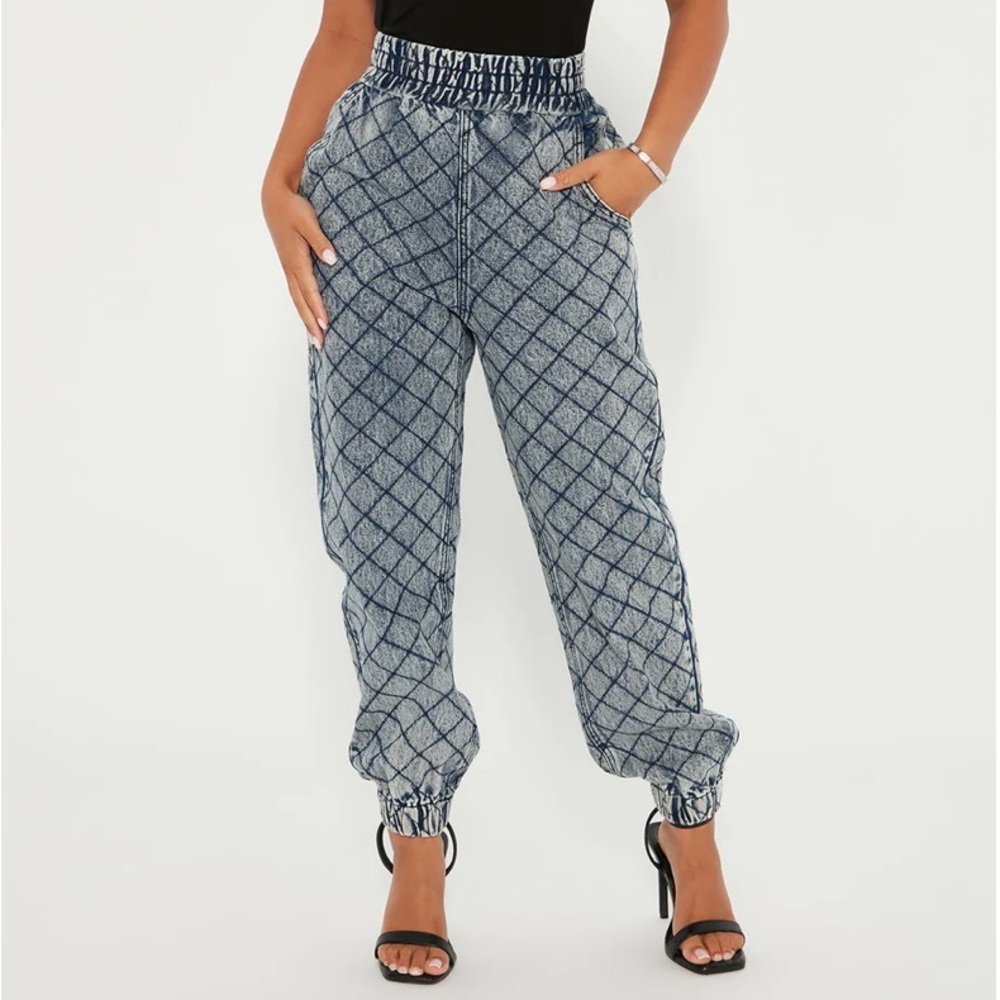 NWT —> Womens Quilted Joggers